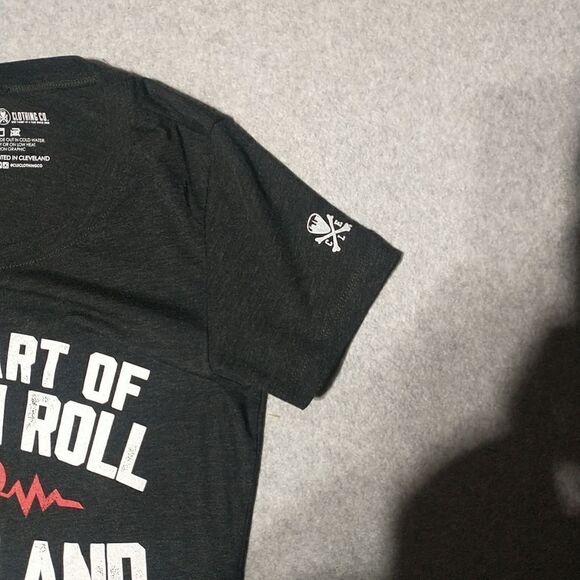 Cleveland Tshirt Rock And Roll. Condition is Pre-owned. - Picture 2 of 4